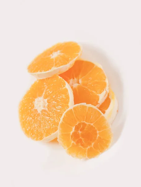 Naranja en rodajas en un plato blanco — Foto de Stock