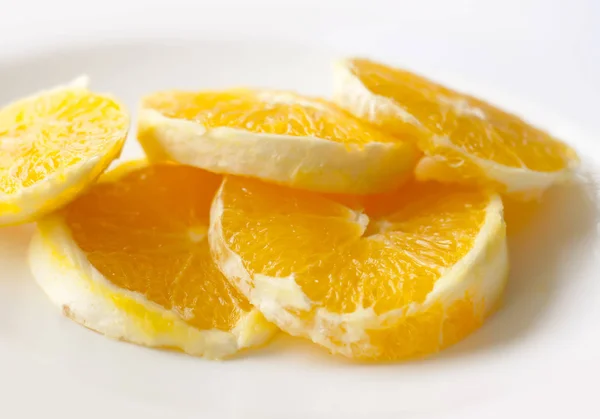 Naranja en rodajas en un plato blanco — Foto de Stock