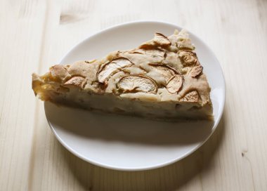 Tarçınlı ve pudra şekerli ev yapımı elmalı turta..