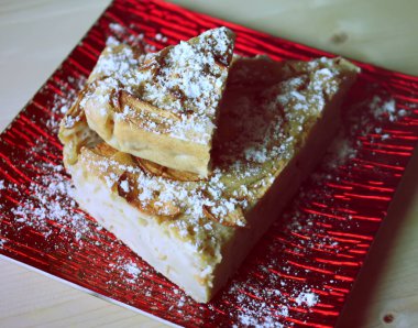 Tarçınlı ve pudra şekerli ev yapımı elmalı turta..