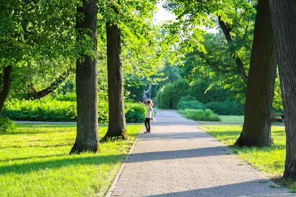 Güzel bir şehir parkında gezinti.