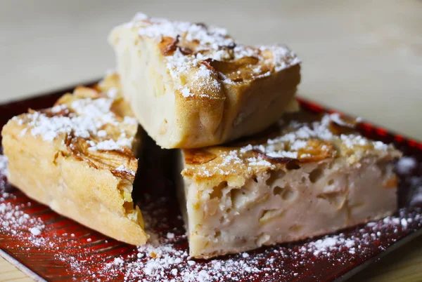 Tarte aux pommes sucrée maison à la cannelle et au sucre en poudre. — Photo