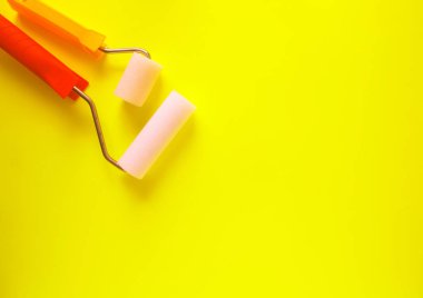 Ev onarım aletleri. Duvar boyası için köpük silindirleri kapat.