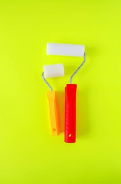 Ev onarım aletleri. Duvar boyası için köpük silindirleri kapat.