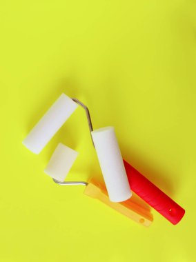 Ev onarım aletleri. Duvar boyası için köpük silindirleri kapat.