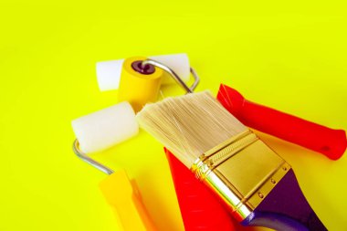 Ev onarım aletleri. Duvar boyası için köpük silindirler ve sentetik fırçalar .