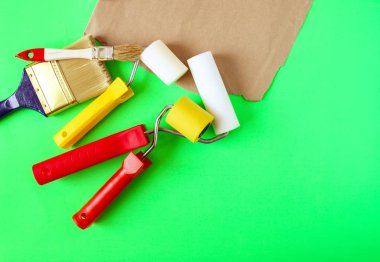 Ev onarım aletleri. Duvar boyası için köpük silindirleri kapat.