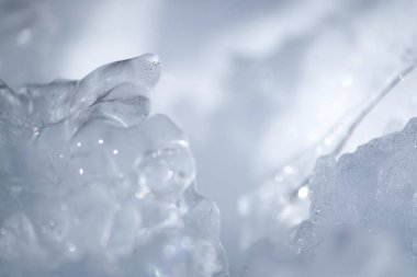 Güneşli kış gününde taze kar yüzeyi.