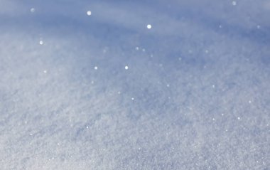 Güneşli kış gününde taze kar yüzeyi.