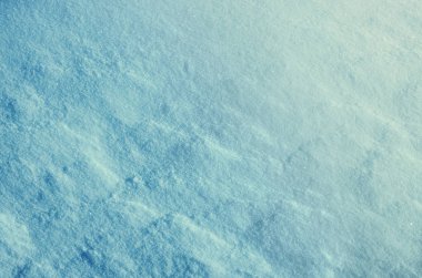 Güneşli kış gününde taze kar yüzeyi.