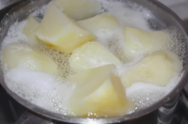 Potates durante el proceso de cocción. — Foto de Stock