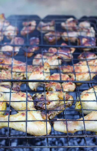 Hühnerkeulen auf dem Grill. — Stockfoto