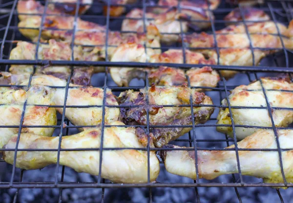 Pernas de frango na grelha . — Fotografia de Stock