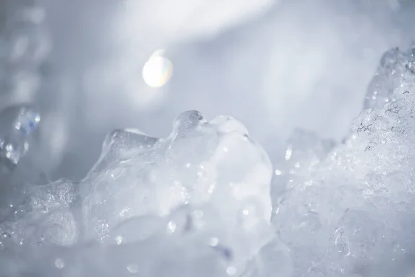 Superfície de neve fresca no dia de inverno ensolarado . — Fotografia de Stock