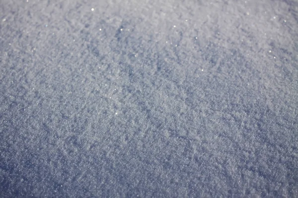 Superfície de neve fresca no dia de inverno ensolarado . — Fotografia de Stock