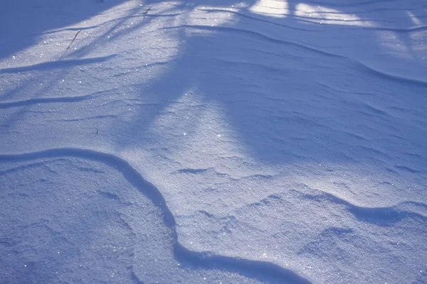 Superficie innevata fresca nella soleggiata giornata invernale . — Foto Stock