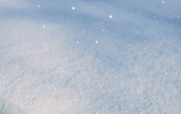 Neuschneefläche an sonnigen Wintertagen. — Stockfoto