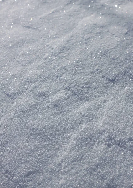 Čerstvý sněhový povrch ve slunečném zimním dni. — Stock fotografie