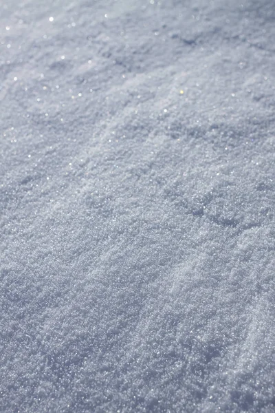 阳光明媚的冬日里的雪地. — 图库照片