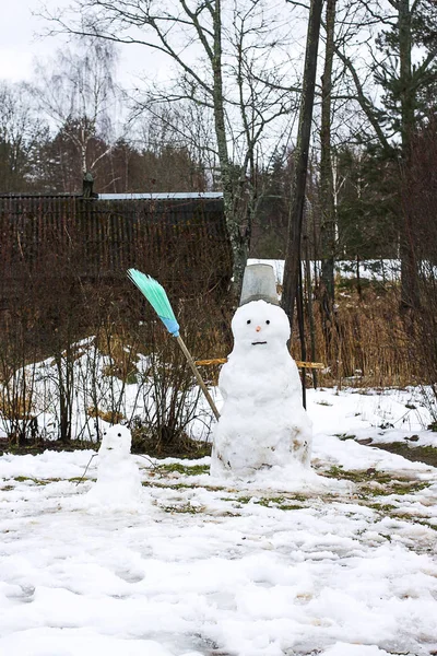Bonhomme de neige mignon sur la cour rurale . — Photo