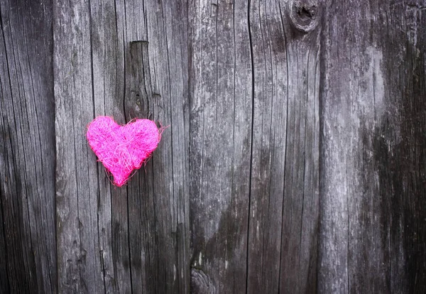 Corazón pequeño decorativo sobre fondo envejecido de madera . — Foto de Stock