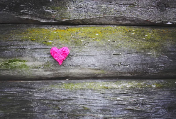 Dekoratif hati kecil pada kayu tua lapuk latar belakang . — Stok Foto