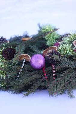 kar üzerinde Noel çelenk