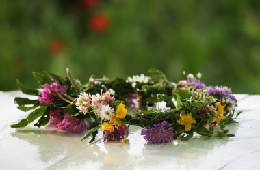 kır çiçekleri çelenk