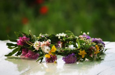 kır çiçekleri çelenk