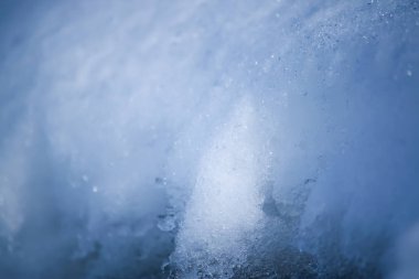 Taze temiz kar yüzeyi bir kış günü