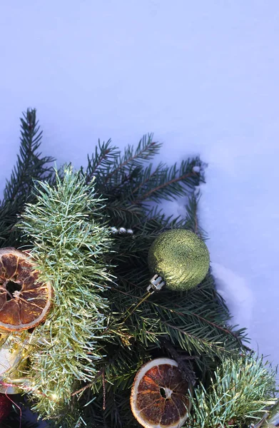 在雪地上的圣诞花环 — 图库照片