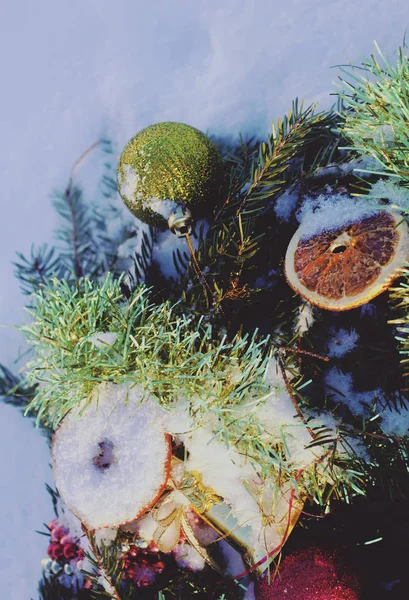 Corona de Navidad en la nieve — Foto de Stock