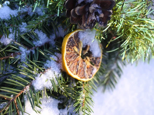 Ghirlanda di Natale sulla neve — Foto Stock