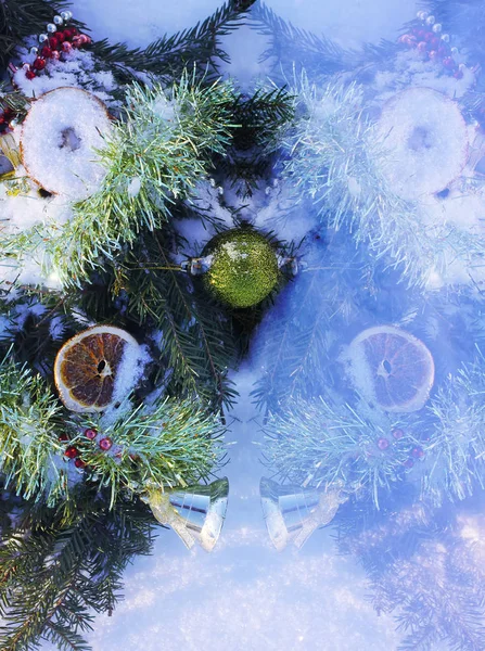 在雪地上的圣诞花环 — 图库照片