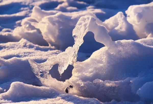 Snö yta i solnedgången ljus på vintern. — Stockfoto