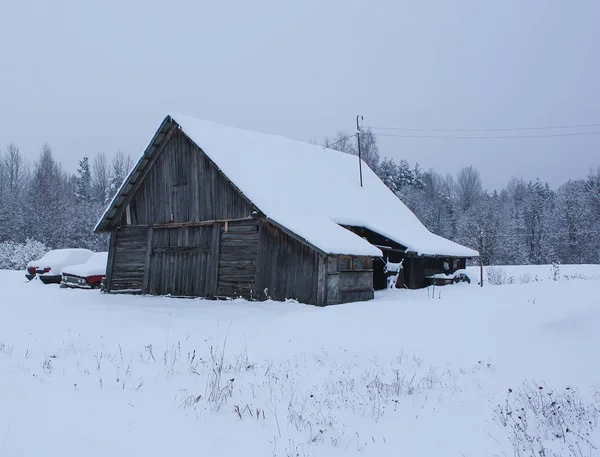 Paisagem de inverno na Europa Oriental com edifícios rurais. — Fotografia de Stock