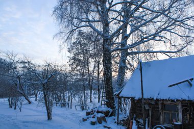 Kırsal kesimde eski kulübesi olan kış manzarası.