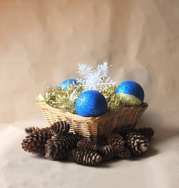 Küçük bir sepetteki süslemeli Noel kartı..