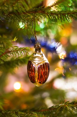 Madalyalı Noel ağacı. Neşeli, ışıl ışıl bir arka plan