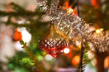 Madalyalı Noel ağacı. Neşeli, ışıl ışıl bir arka plan