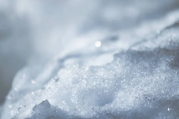 Φρέσκο χιόνι επιφάνεια σε ηλιόλουστη μέρα του χειμώνα. — Φωτογραφία Αρχείου