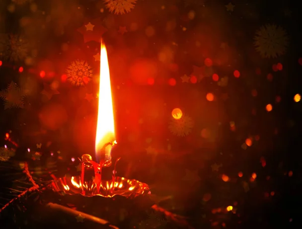 Пламя горящей красной свечи — стоковое фото