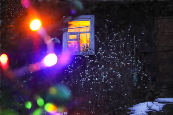 Abete decorato all'aperto su sfondo casa rurale. Vacanze invernali sfondo festivo . — Foto Stock