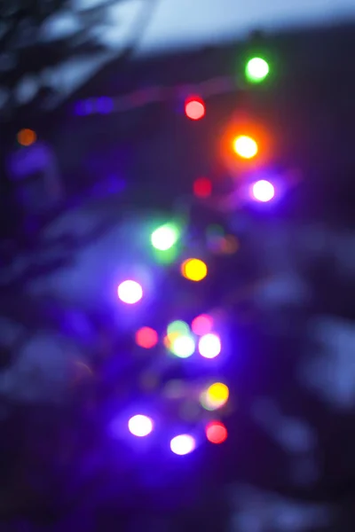 Festlicher Neujahrshintergrund mit verschwommenen bunten Lichtern. — Stockfoto