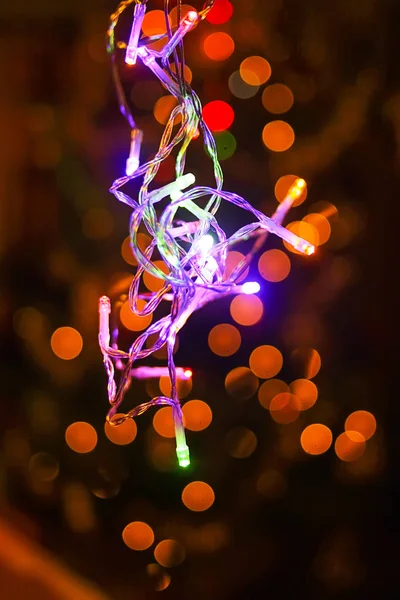 Festlicher Neujahrshintergrund mit verschwommenen bunten Lichtern. — Stockfoto