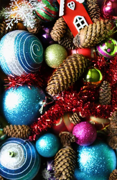 Bolas de Navidad decorativas y conos de abeto de cerca . —  Fotos de Stock