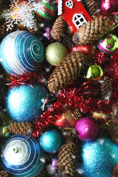Boules de Noël décoratives et cônes de sapin en gros plan . — Photo