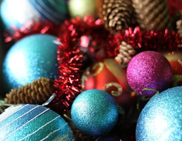Boules de Noël décoratives et cônes de sapin en gros plan . — Photo