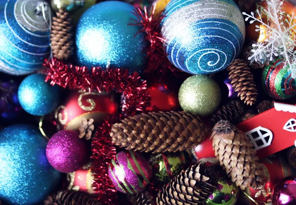 Bolas de Navidad decorativas y conos de abeto de cerca . — Foto de Stock