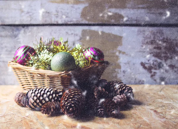 Carte de Noël avec décorations dans un petit panier . — Photo